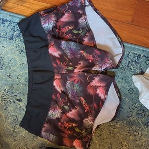 Oiselle Moody Floral Foliage Roga Shorts 8